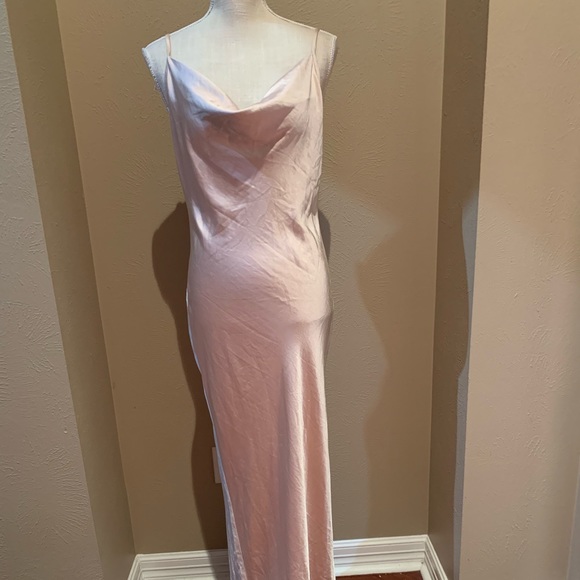Pretty Lavish bridesmaid gown - Picture 4 of 11